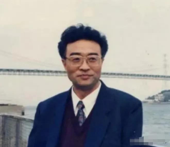 他名叫刘铁骑，是大贪官刘青山的儿子，父亲在1952年被枪毙的时候，刘铁骑才6岁，