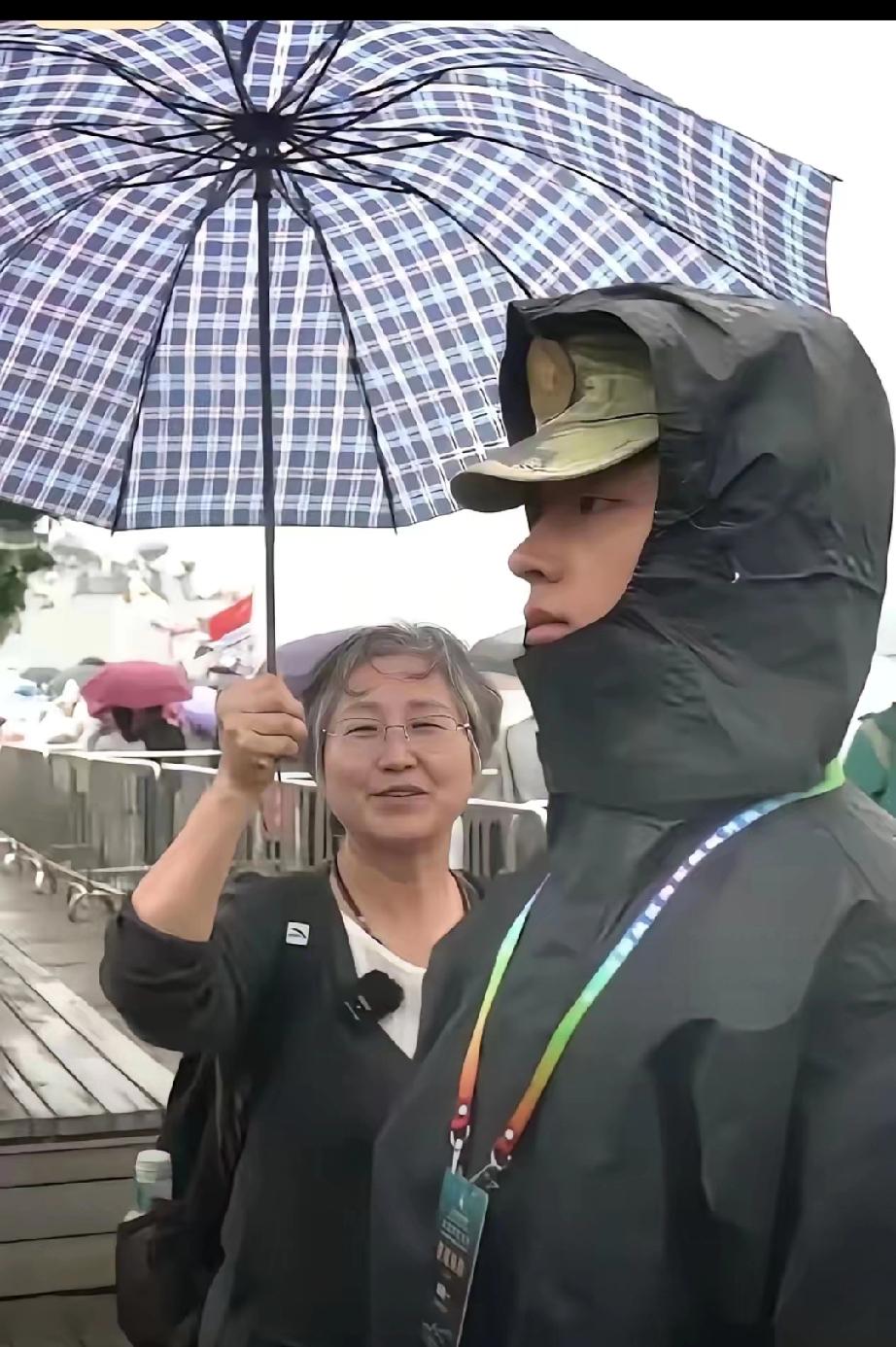 上了人民日报的这一幕，真的让人瞬间破防。一位河南妈妈坐了10个小时绿皮火车，颠簸