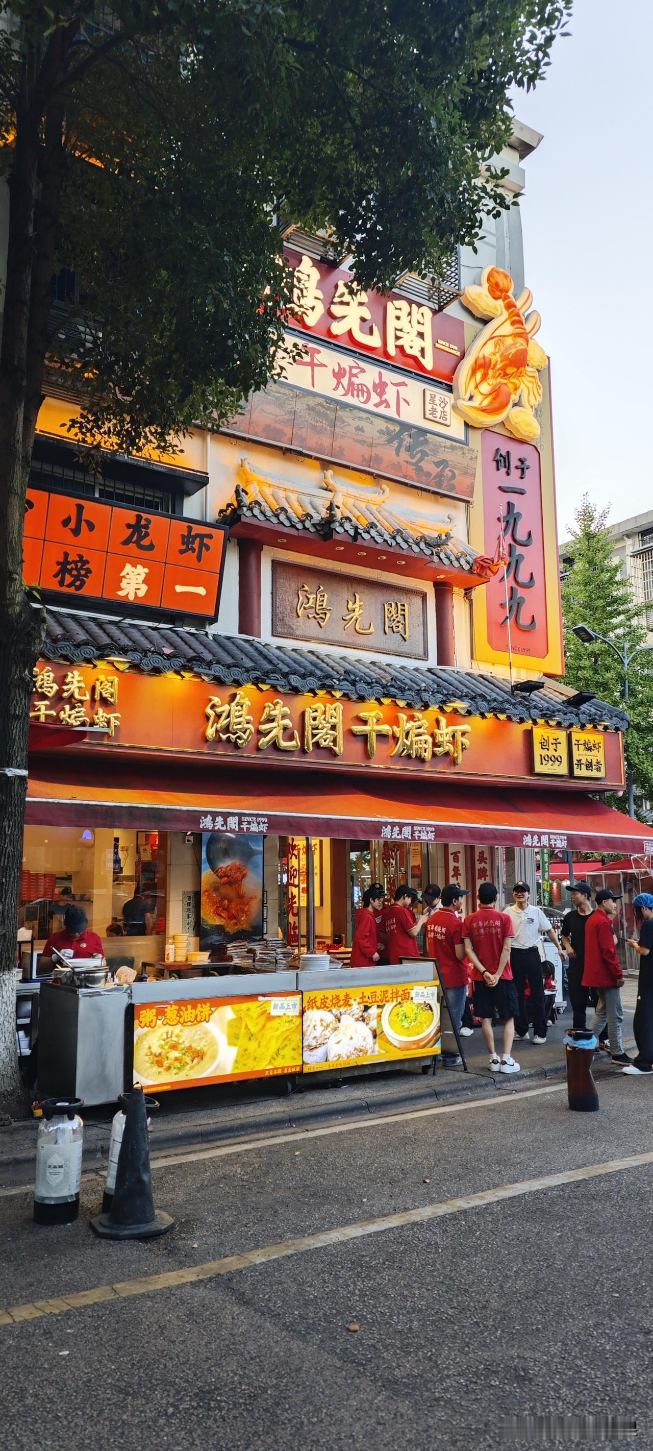 说下问界M9吧，五十多万的车我暂时真的不敢随便下手。
之前刷车友圈看到好几个车主