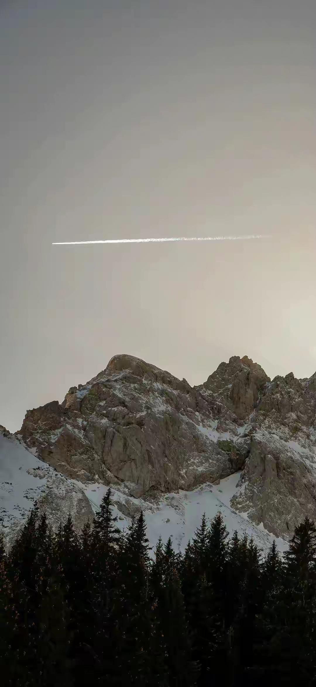 在中原武林，有两座令人闻风丧胆的门派，一个是无恶不作的“魔影教”，另一个是行侠仗