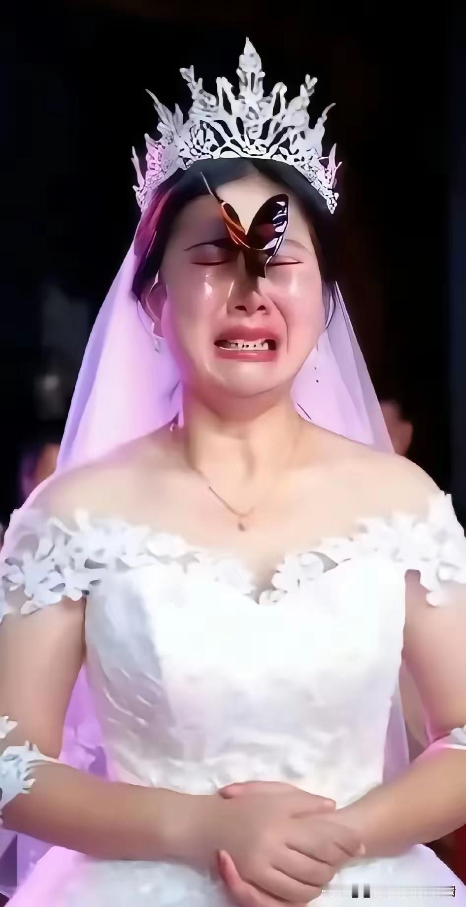 泪奔，看哭了，女子结婚当日，突然飞来一只蝴蝶，不偏不倚正好落在女子脸上，女子哭着