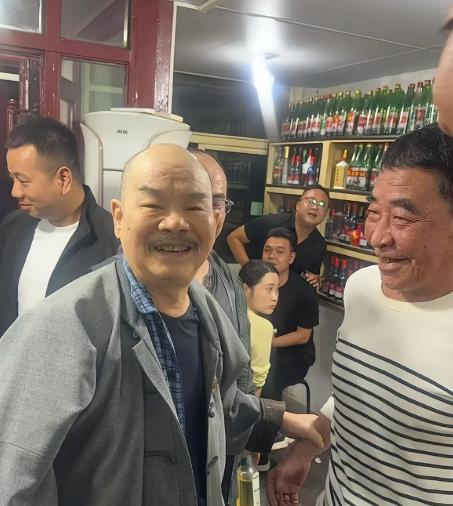 背负百万债务遭追讨的老戏骨王双宝近况颇为落魄！独自一人坐在饭馆中，店内凌乱不堪，