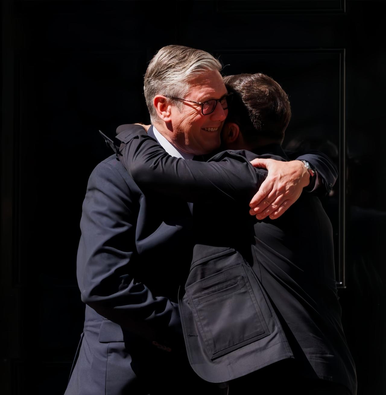 英俄仇恨再度升级，
根据彭博社消息，英国首相斯塔默政府已同意近期继续向乌克兰支援