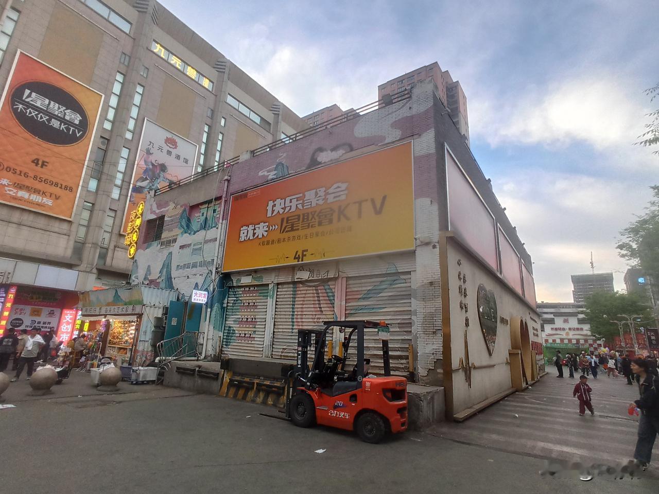 地处徐州市中心的这个方块楼，不知是做什么用处的？除西面出租为店铺外，其它三面都关