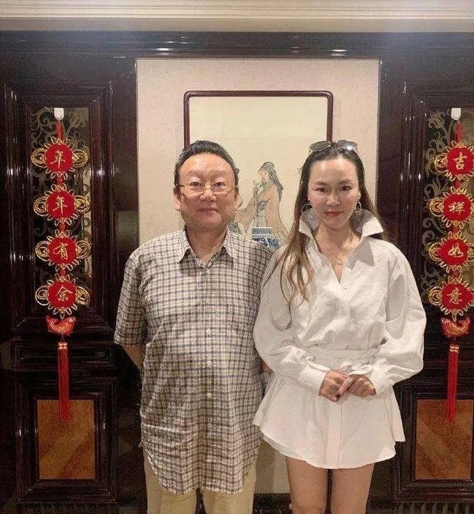 2010年，一个叫姚曼的女人突然在网上爆料：我是蒋大为的情人兼经纪人，他曾借了我