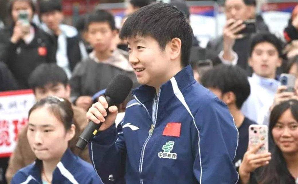 世界第一秒变可爱小太阳，孙颖莎笑起来太绝了孙颖莎笑得好开心 赛场上是气场全开的“