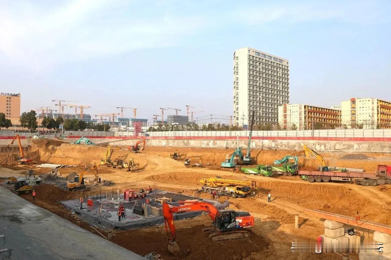 合肥商业真不少，经开区综合超市进展速度挺快的。
土方外运过半，支护桩全部完成。