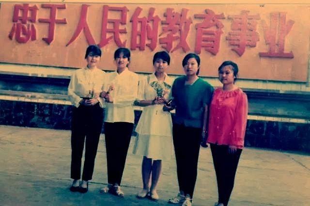 当兵时，我在小镇上认识了一位温柔的女老师林燕，她常来部队看望我们，还送了我一条亲