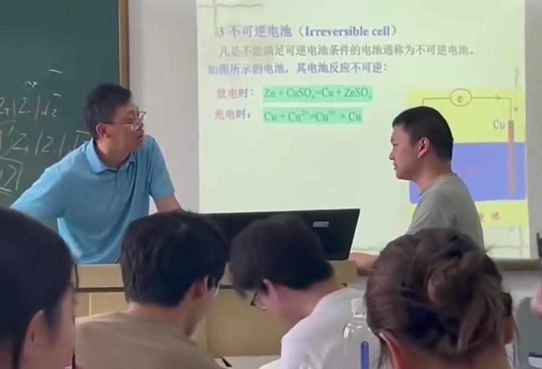 大学老师给闹堂学生道歉？看完视频我沉默了。

刚才刷到一条视频，上海第二工业大学