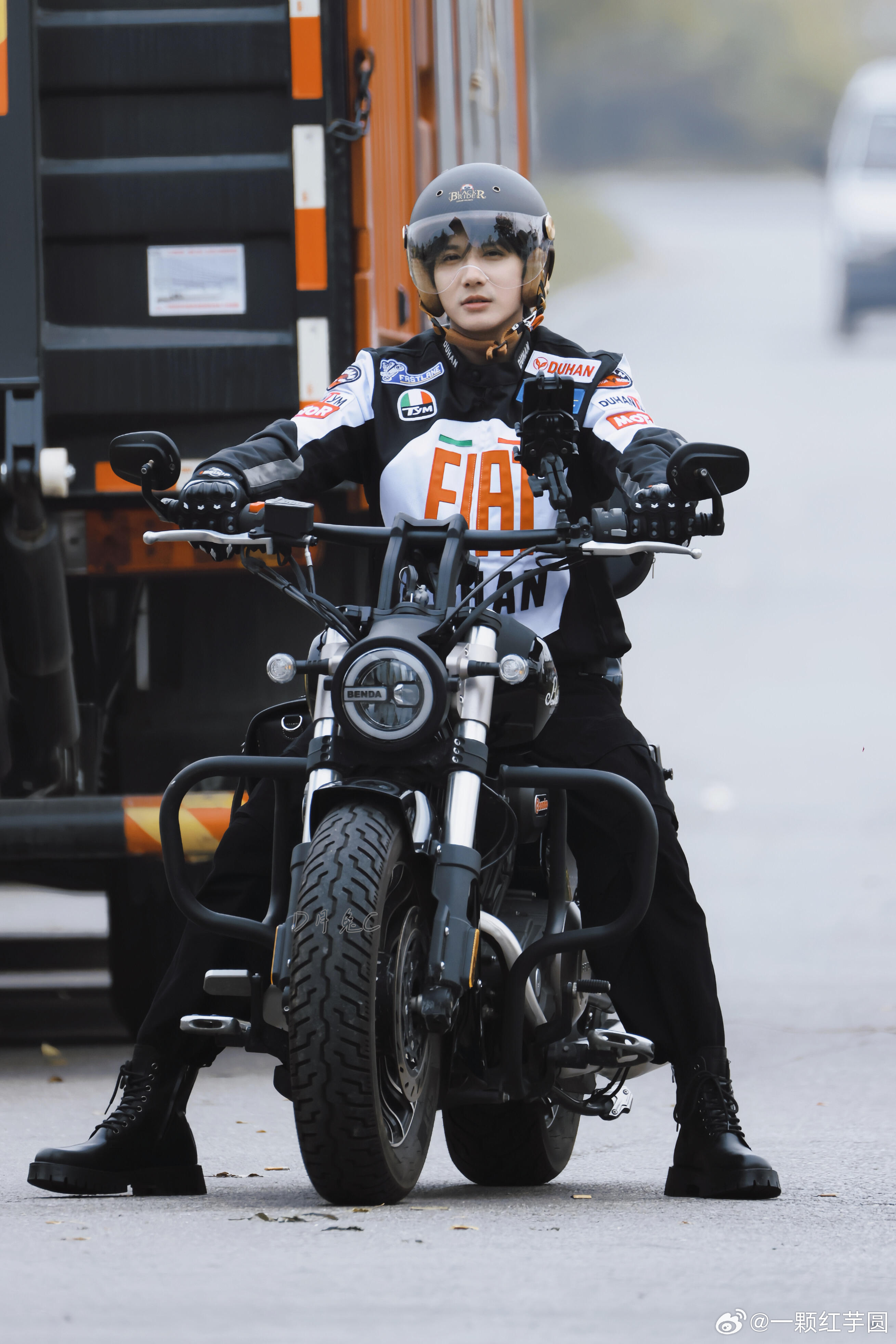 郑业成 种墨园 路透机车少年太拉风啦[期待]！帅麻了啊！ ​​​