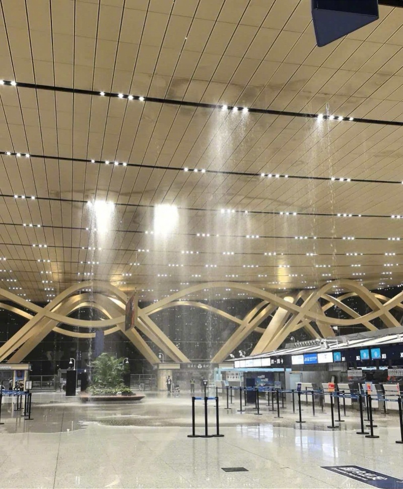 #昆明长水机场航站楼漏水#【昆明长水机场航站楼漏水，回应正抢修！当地曾发雷电冰雹