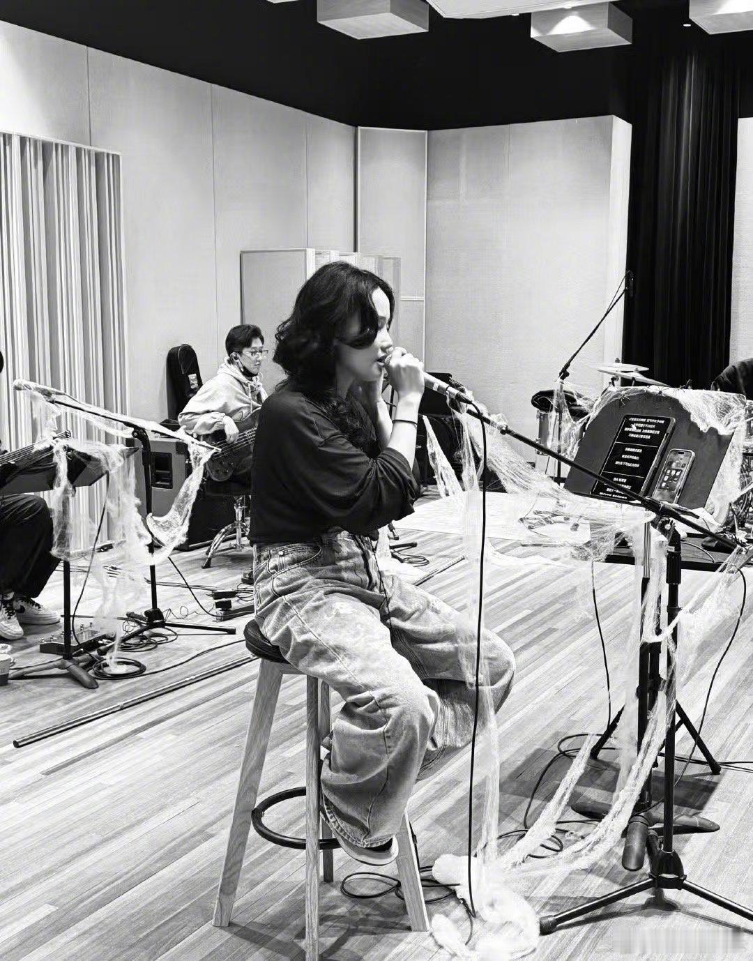 黄龄孟鹤堂合唱赤伶清透戏腔与沉稳声线交织在一起，太美妙了！两个人在戏台上的动作，