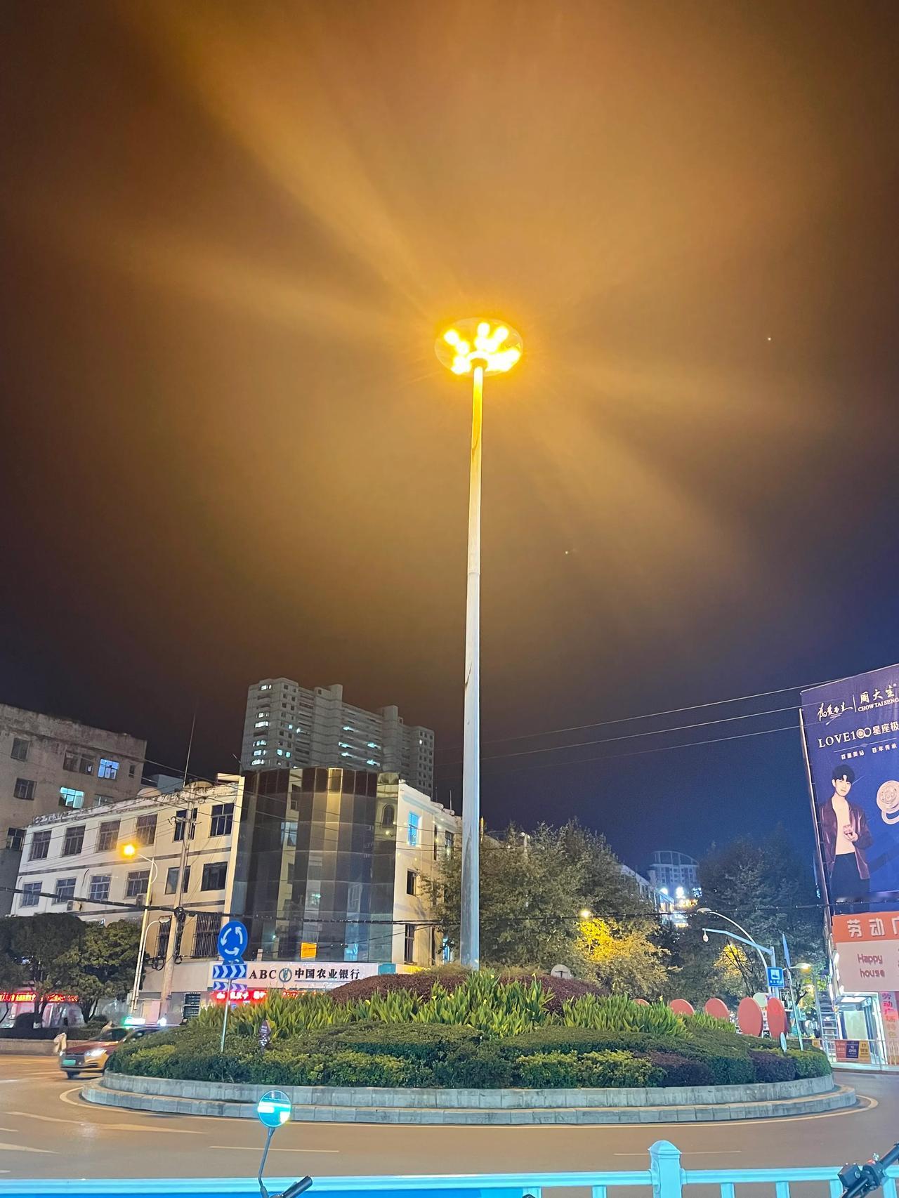 #秋日生活打卡季#
#夜晚走路，随# 
#县城的夜晚很美# 
今晚与朋友们聚歺后