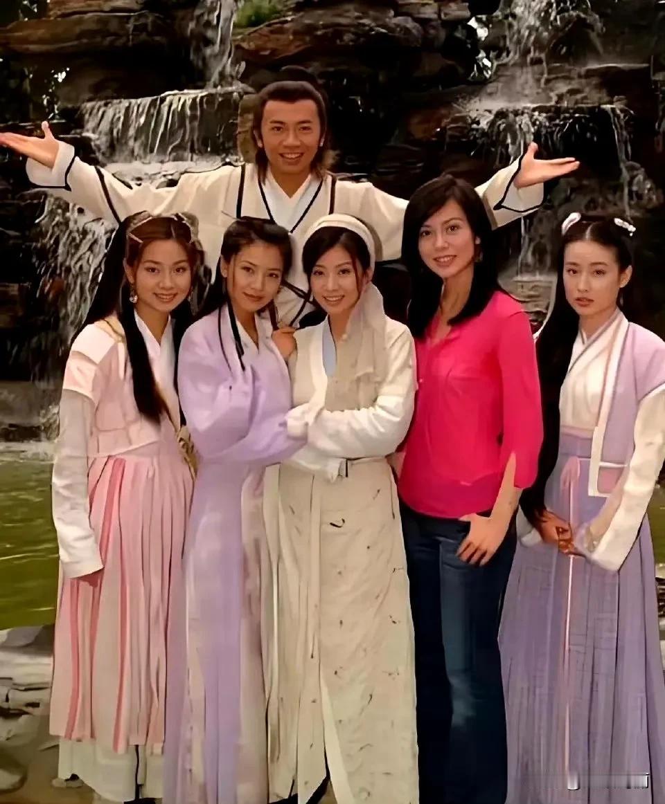 苏有朋、陈秀丽、高圆圆、贾静雯、郭妃丽、鲍逸琳在2003版《倚天屠龙记》片场的照