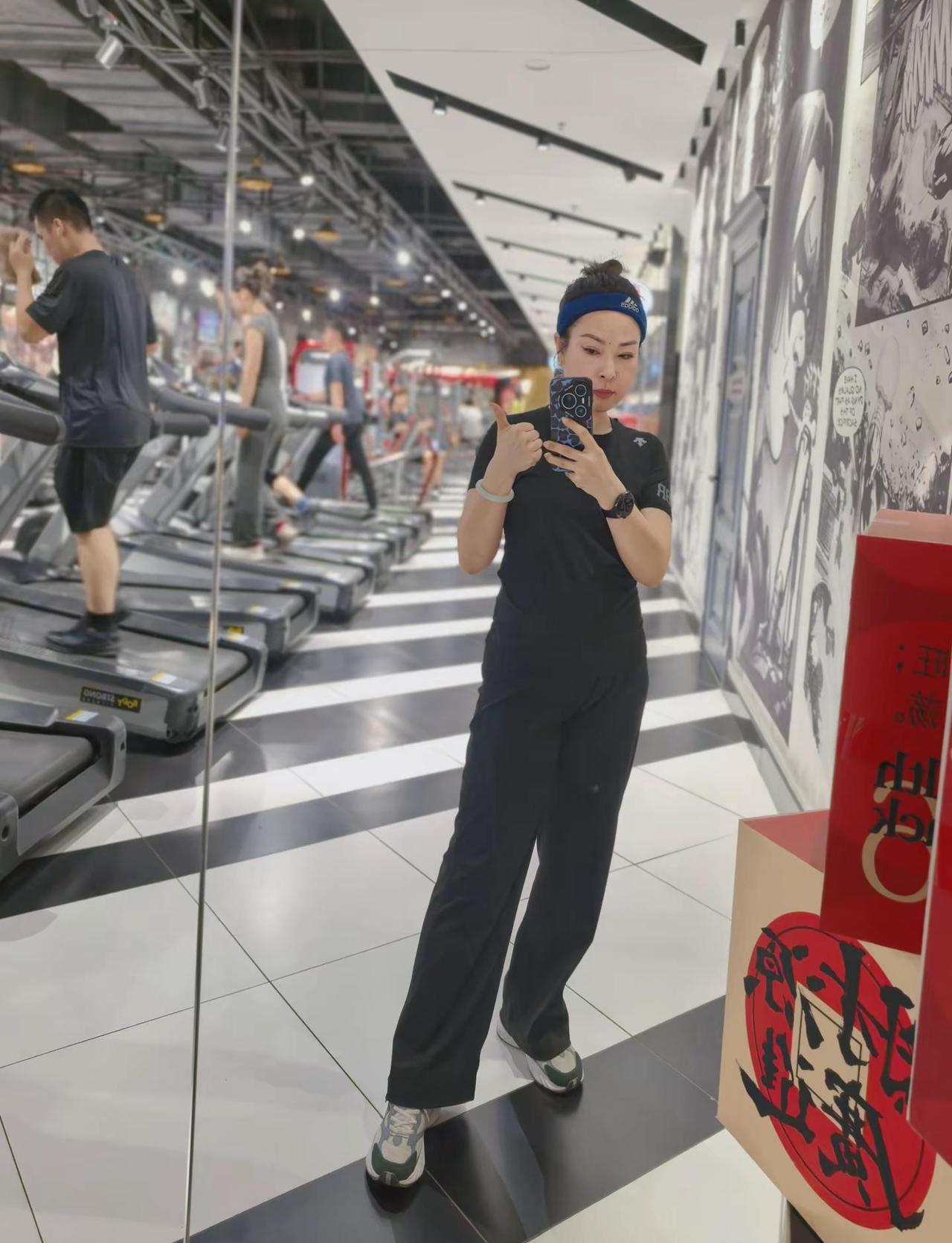 发一张自己的自拍照。"这么漂亮的年纪为什么不让自己快乐人生何其短，要笑的格外甜"