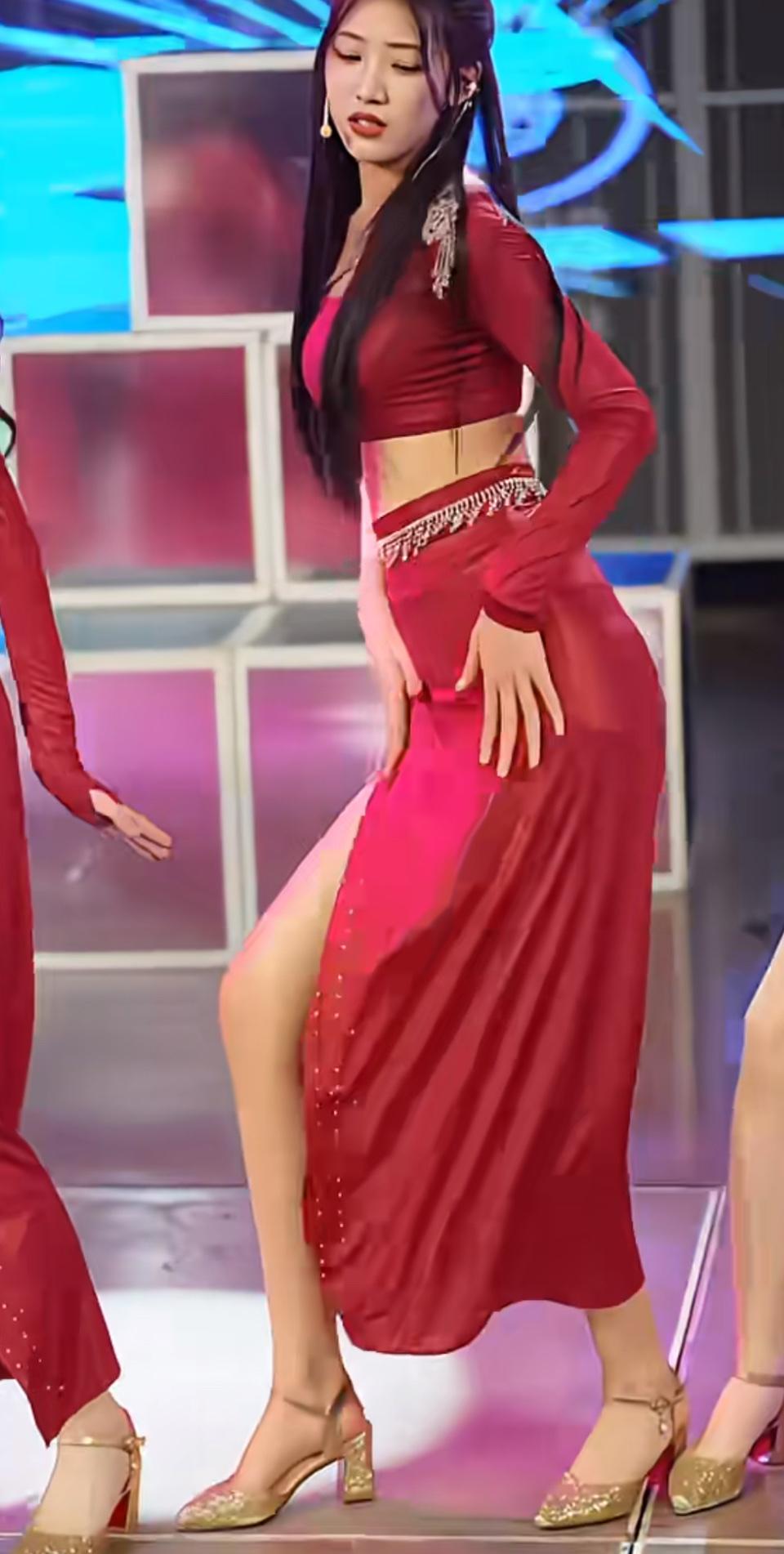 舞台上，红裙就是性感与惊艳的代名词。33岁的金晨身着红裙热舞，当她褪去黑色外套，