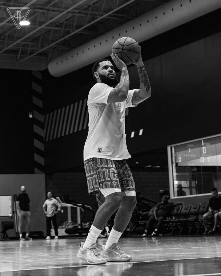 新赛季NBA比赛快要来了。而火箭队的老将范弗里特似乎现在也恢复得不错。上赛季他因