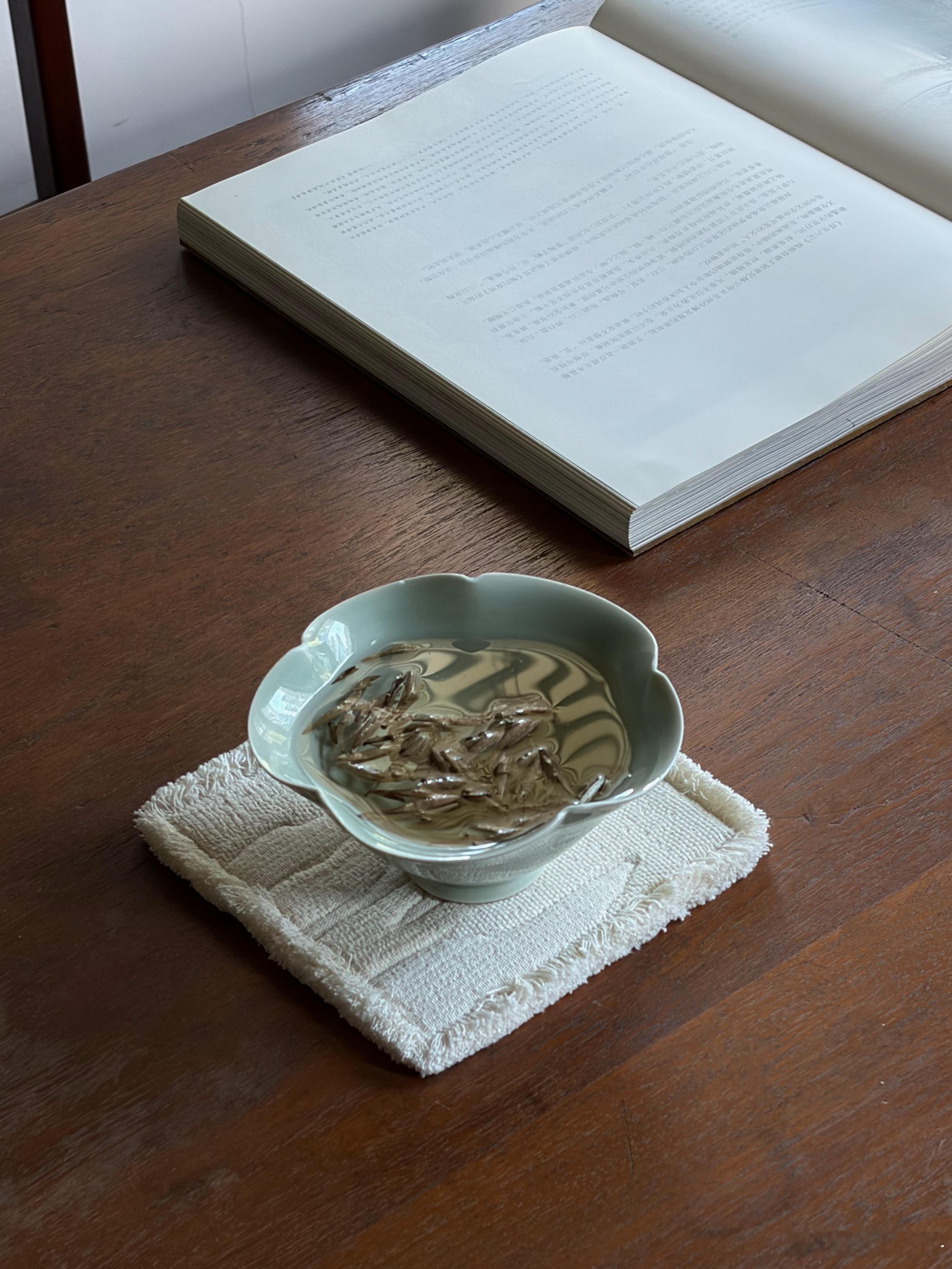 早茶是一定要喝的，至于怎么喝，往往取决于当时的状态，今早很想读一本书，又想喝白毫