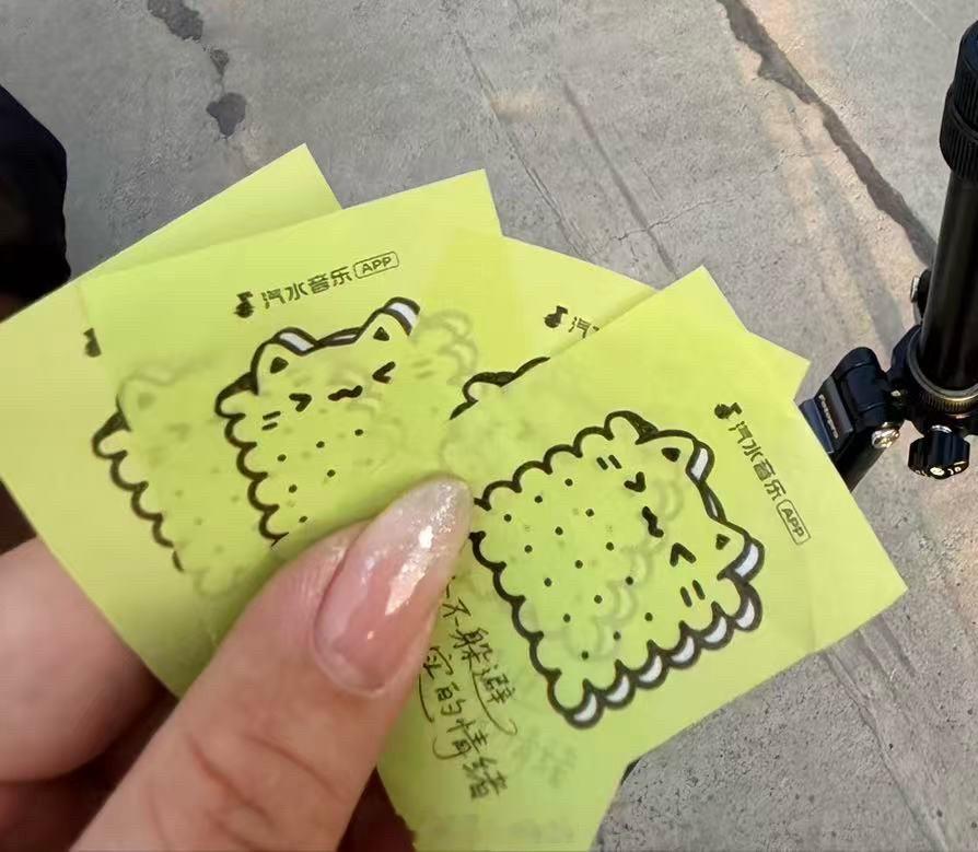 邓佳鑫敷尔佳品牌活力大使 汽水音乐节，邓佳鑫专属彩带来啦