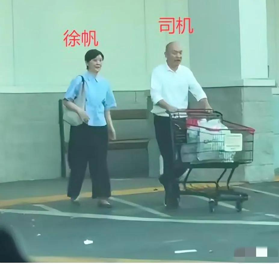 58岁徐帆近照：衣着朴素，皮松肉挎，面孔馒化，身材发福，步态缓慢，与普通路人无异
