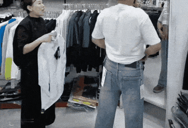 你有没有见过那种，前一秒还拍胸脯说“家里我说了算”，后一秒手机一响就条件反射站起