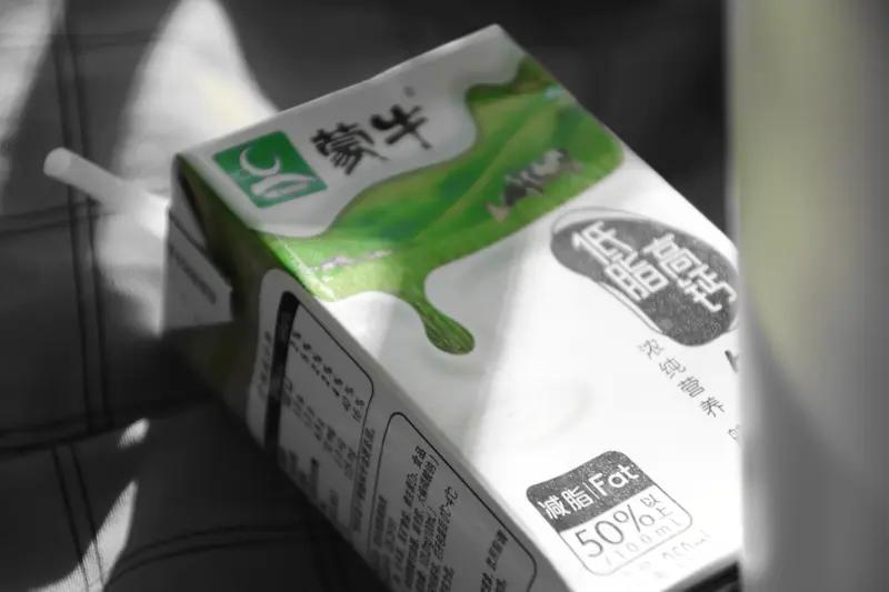 蒙牛这波操作有点意思啊！净利润猛增超1300%，这数据简直亮瞎眼。可再一看，一年