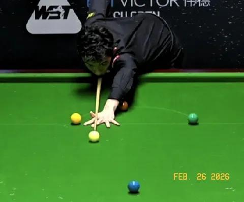 隔壁台吴宜泽与奥康纳之间的较量，打完三局。吴宜泽先胜1局，奥康纳连胜2局，比分2