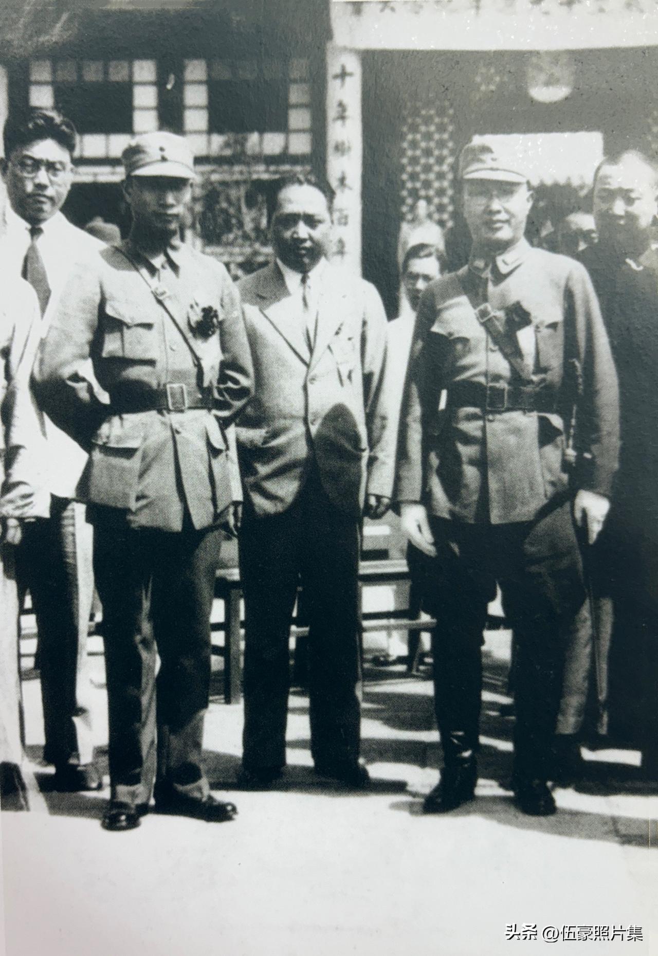 1933年6月，国民政府驻北平行营主任何应钦（右二）和陆军第2师师长黄杰（左二）