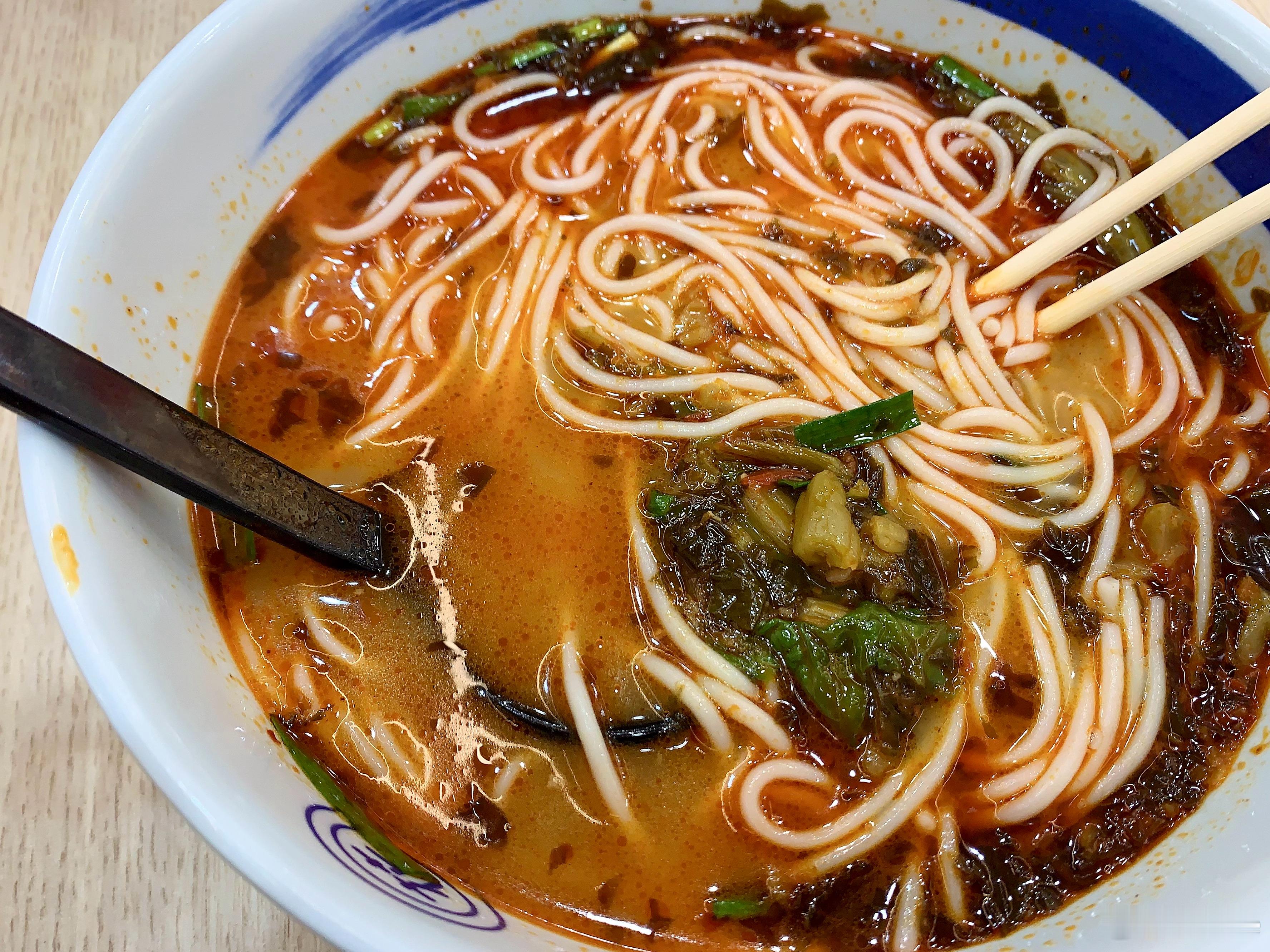 Eilice[超话]  我的美食日记  今日晚餐  今日晚餐…昆明小锅米线～😮