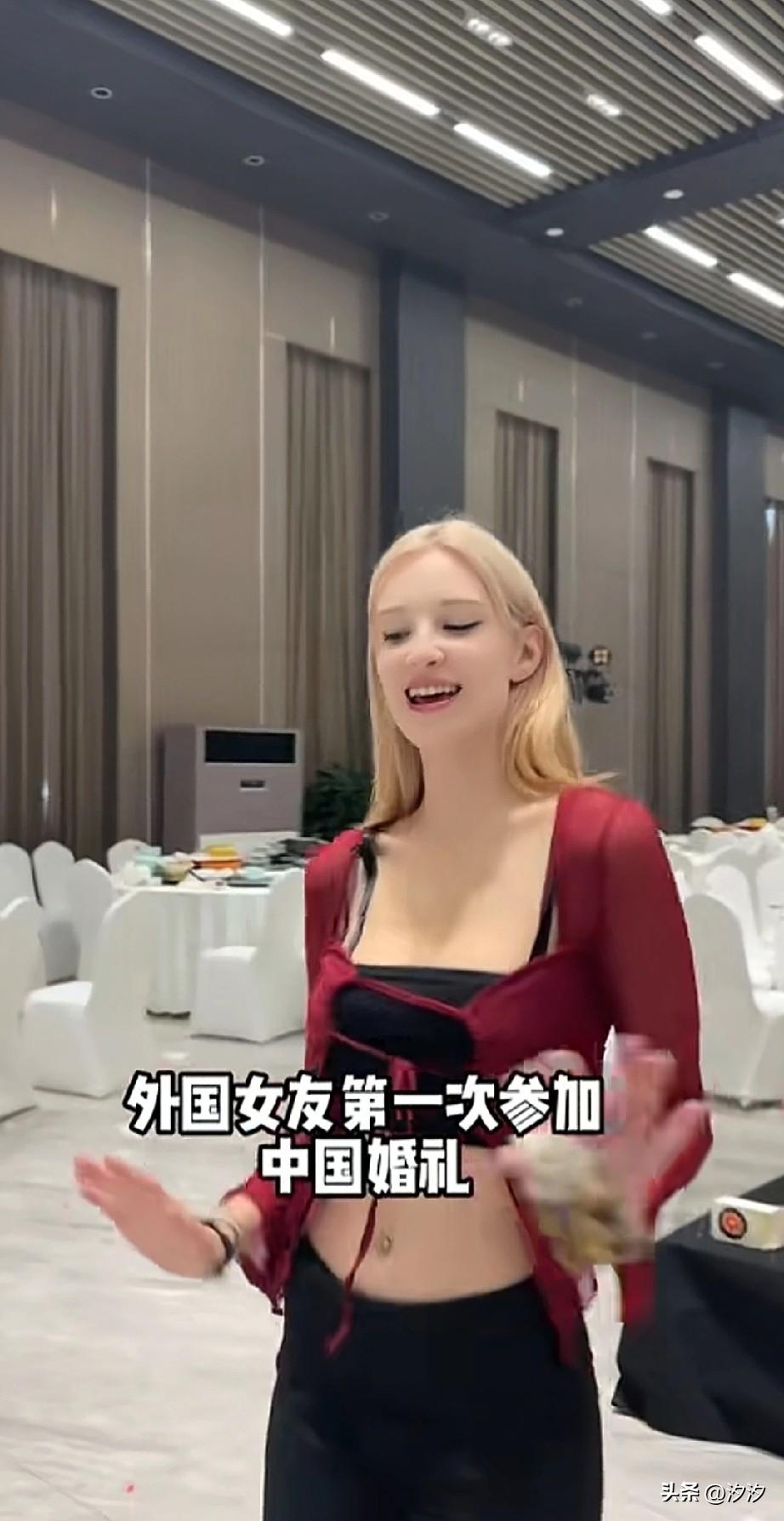 小伙带自己的外国女友第一次参加中国婚礼，她坐在位置上专心致志看婚礼，
满眼都是羡