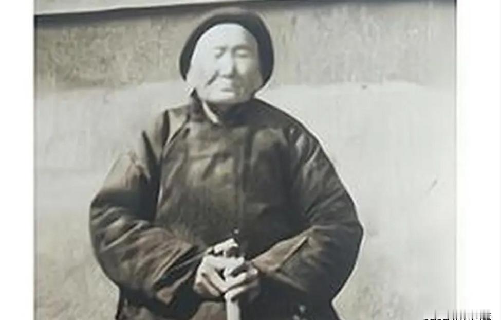 1941年，一位老妇人主动请当汉奸的侄子吃饭。突然，她神秘兮兮地说：“孩子，帮我