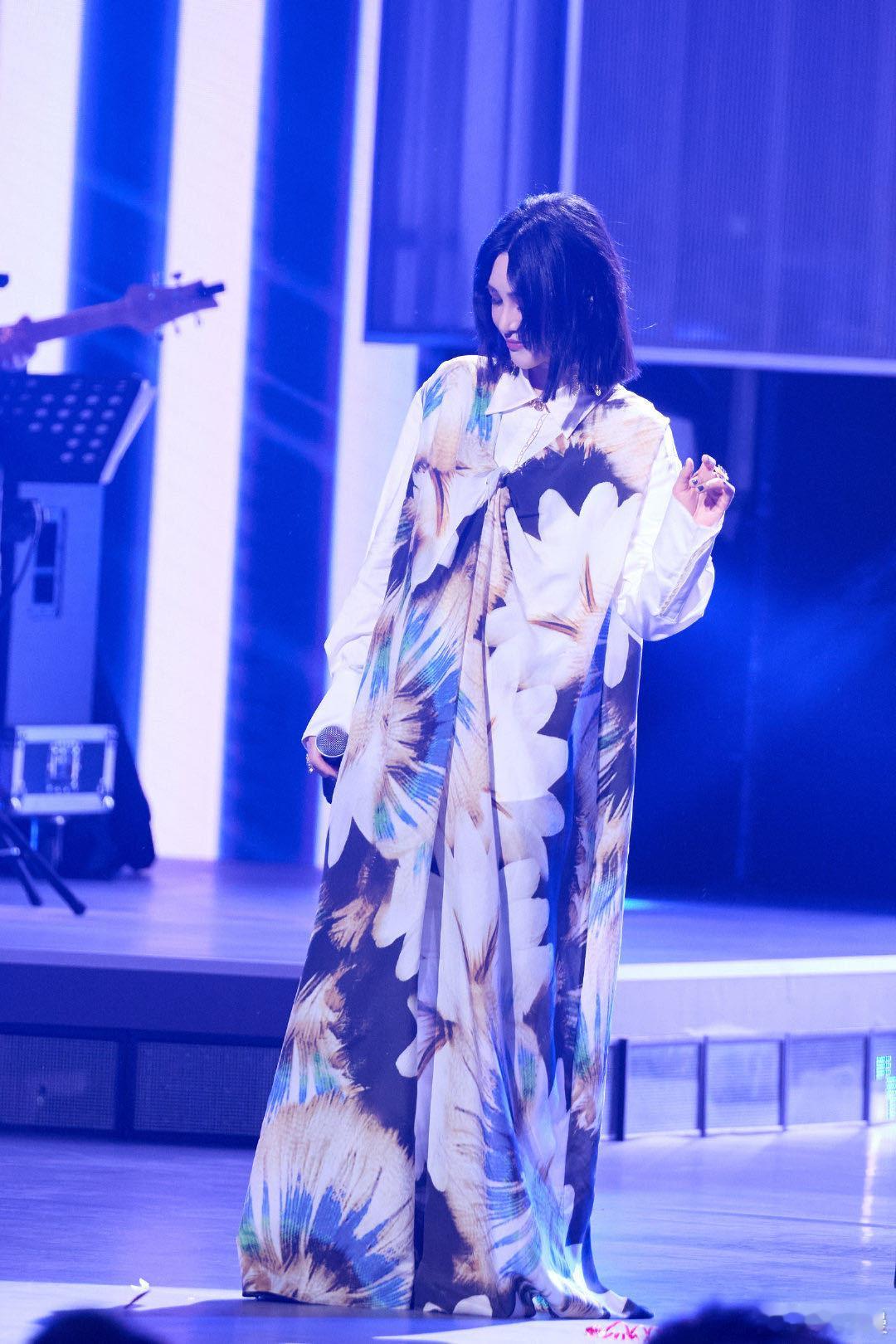 尚雯婕说蒋敦豪私下憨憨的爆料蒋敦豪是“舞台摇滚少年+私下小可爱”双模式切换，两人