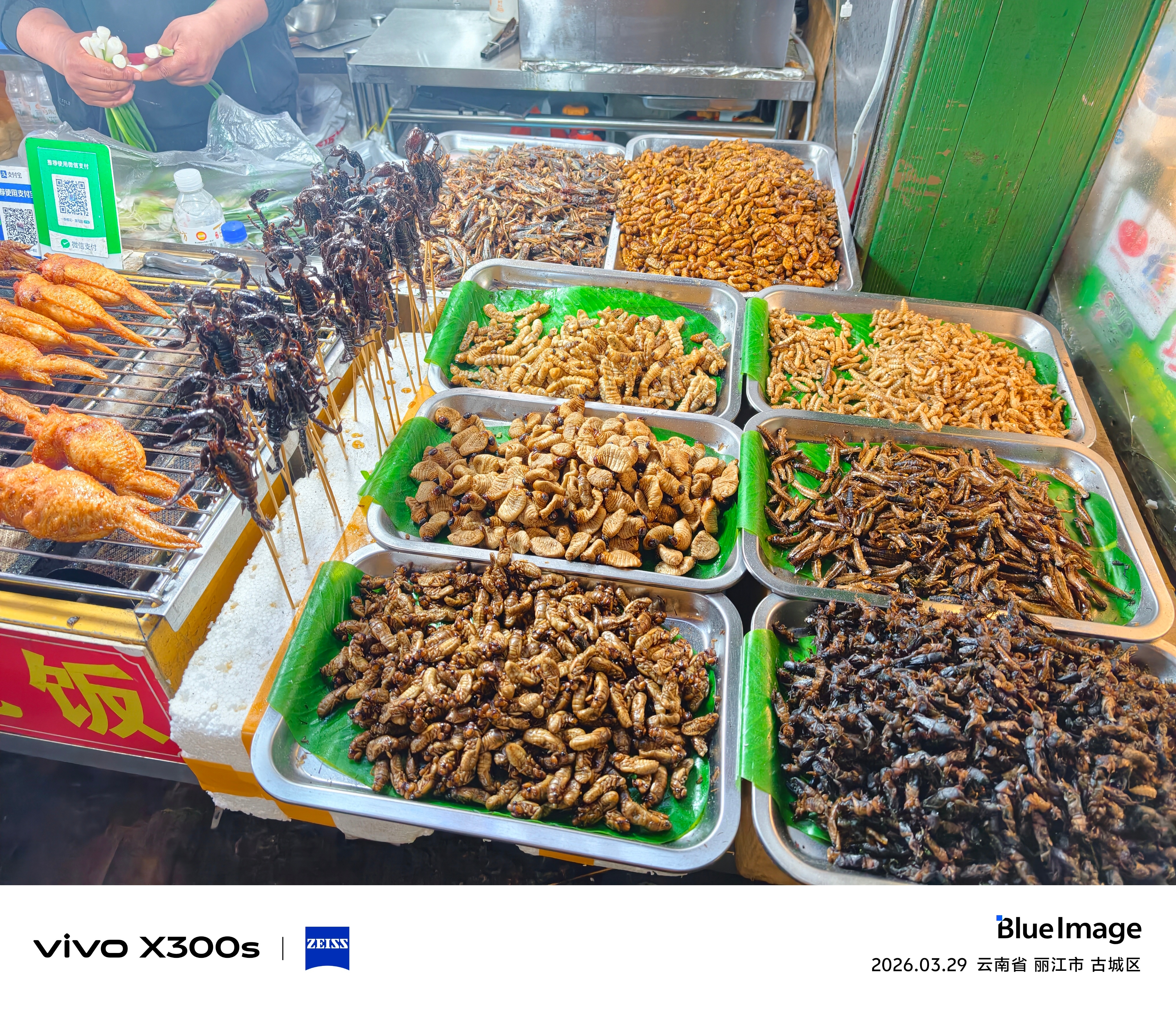 今晚去丽江古城转了转，人可真多啊，好吃的也真多，可惜吃过饭了，没有肚子吃了。明天