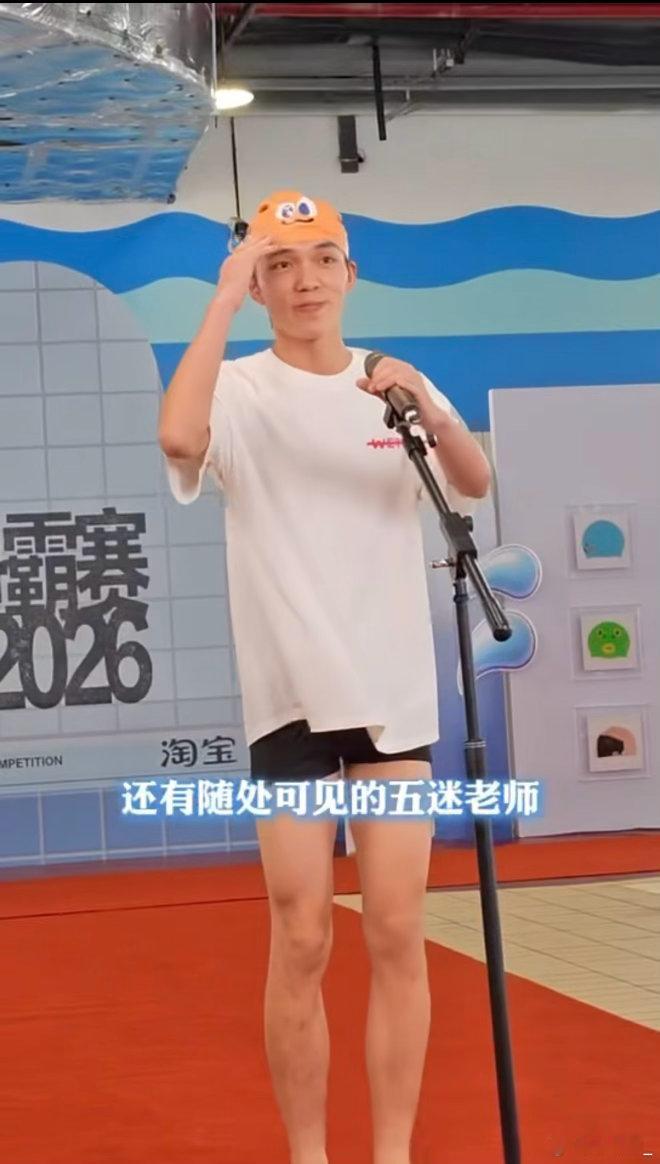 原来戴泳帽真的会影响颜值别再幻想戴着泳帽也能美美的出片！现实就是面料紧紧裹住头部
