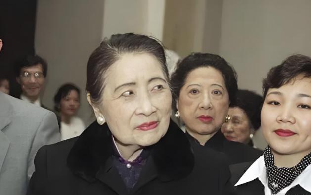 宋美龄106岁去世，贴身厨子回家后不久自尽，事后妻子含泪透露缘由：无路可走！宋美