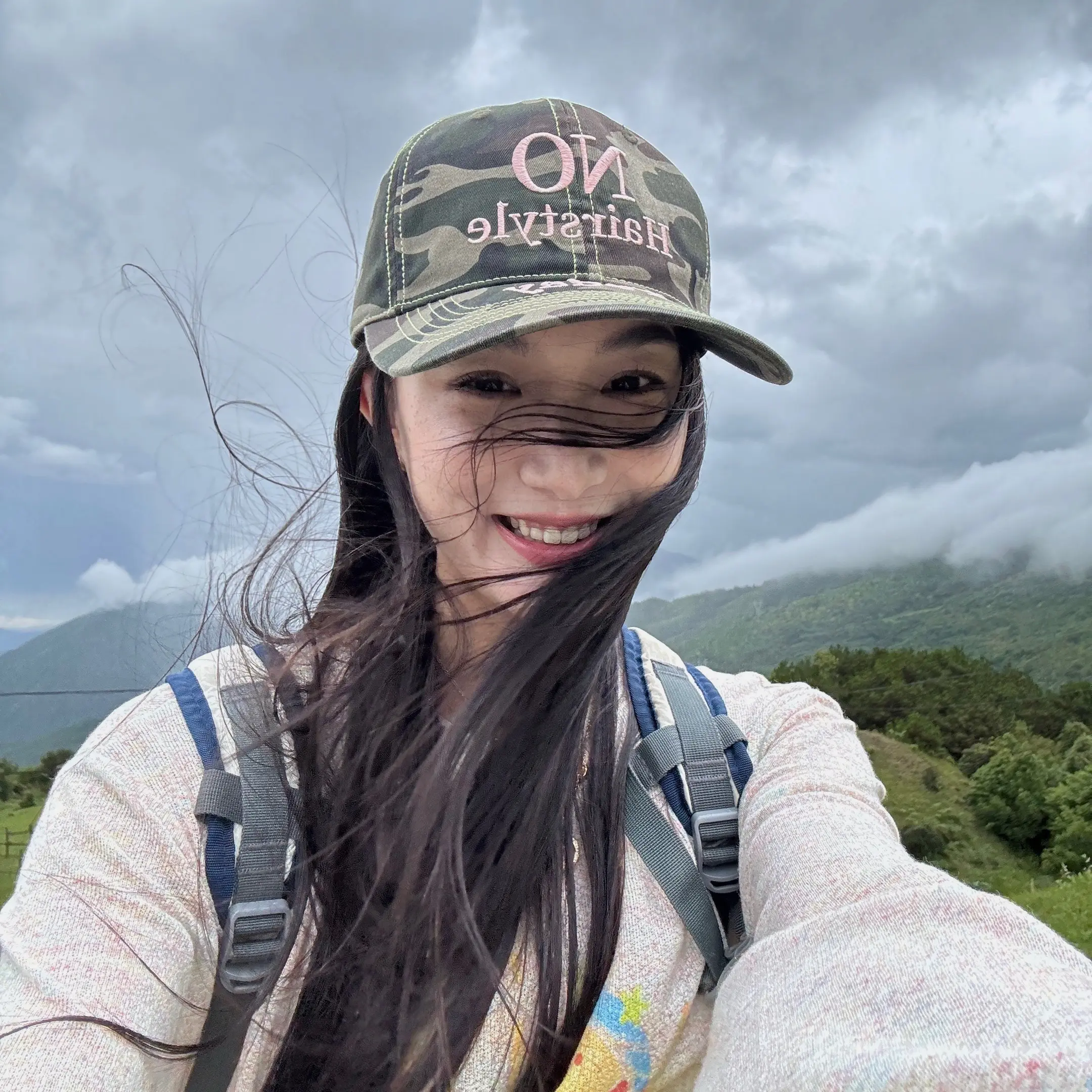我们上升，低低飞过夏天。