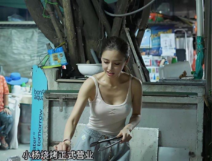 黄晓明见此照或悔，杨颖素颜亦美。弄烧烤烟火气足，大方不做作，真实模样超吸睛。 ​