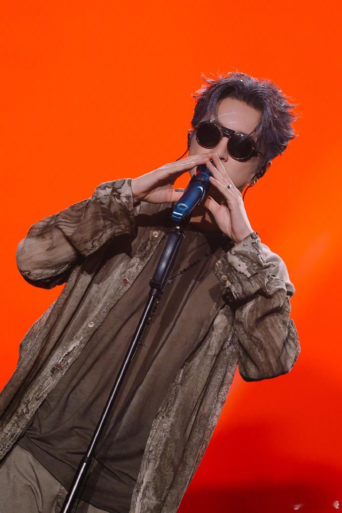 薛之谦清唱违背的青春 薛之谦在泸州银河左岸音乐节演唱时口误报错了歌名，为弥补失误