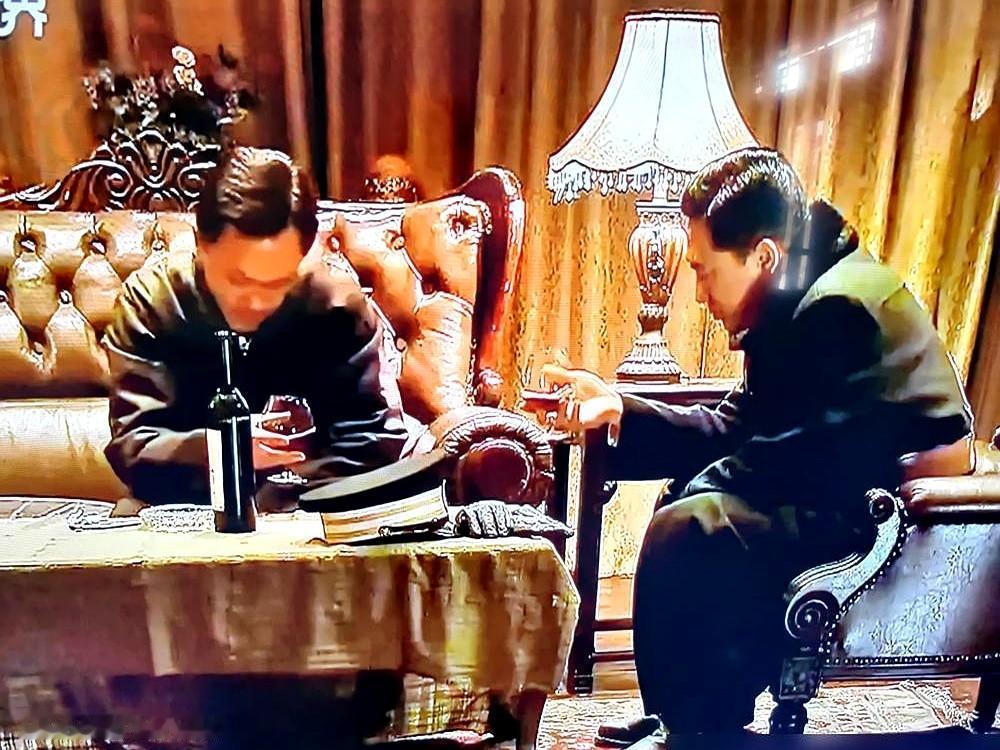谍战剧里最要命的不是多疑的长官，而是身边那个不起眼的同事。

2012年播出的《