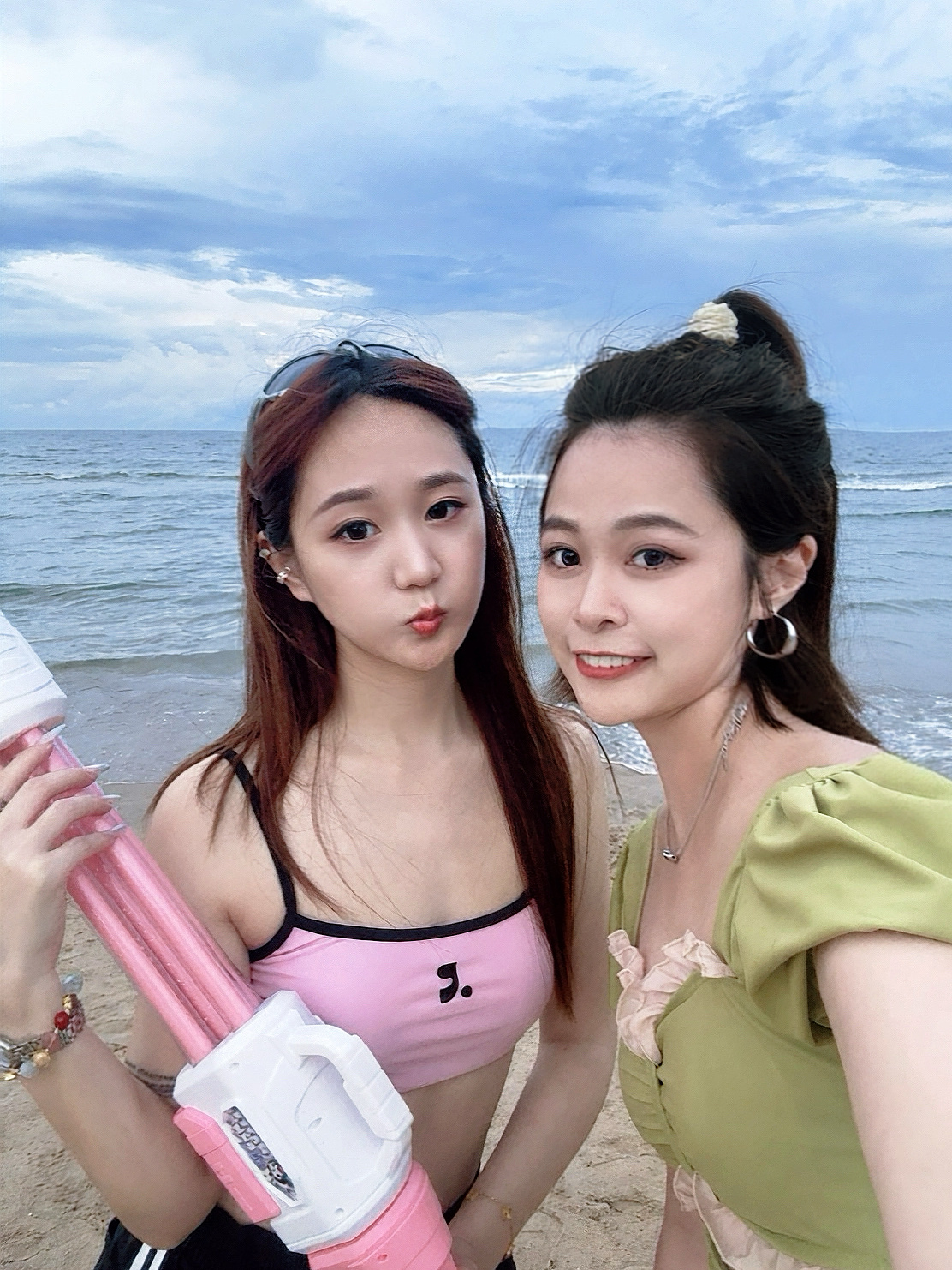 夏天当然要和朋友们一起玩水枪🔫啦突发奇想的一次活动聚齐了全部人👭🏻👭🏻