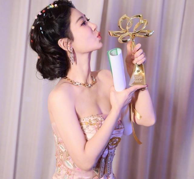 张一山评价杨紫，说她特别会演戏，人漂亮还肯踏实努力，这话放在如今拿白玉兰的她身上