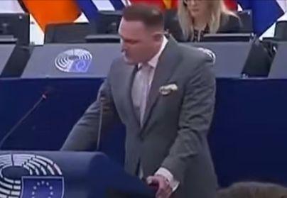 欧洲议会议员弗罗伊利希说，冯德莱恩让欧盟沦为了笑柄，这又从何说起啊？为啥欧盟非要