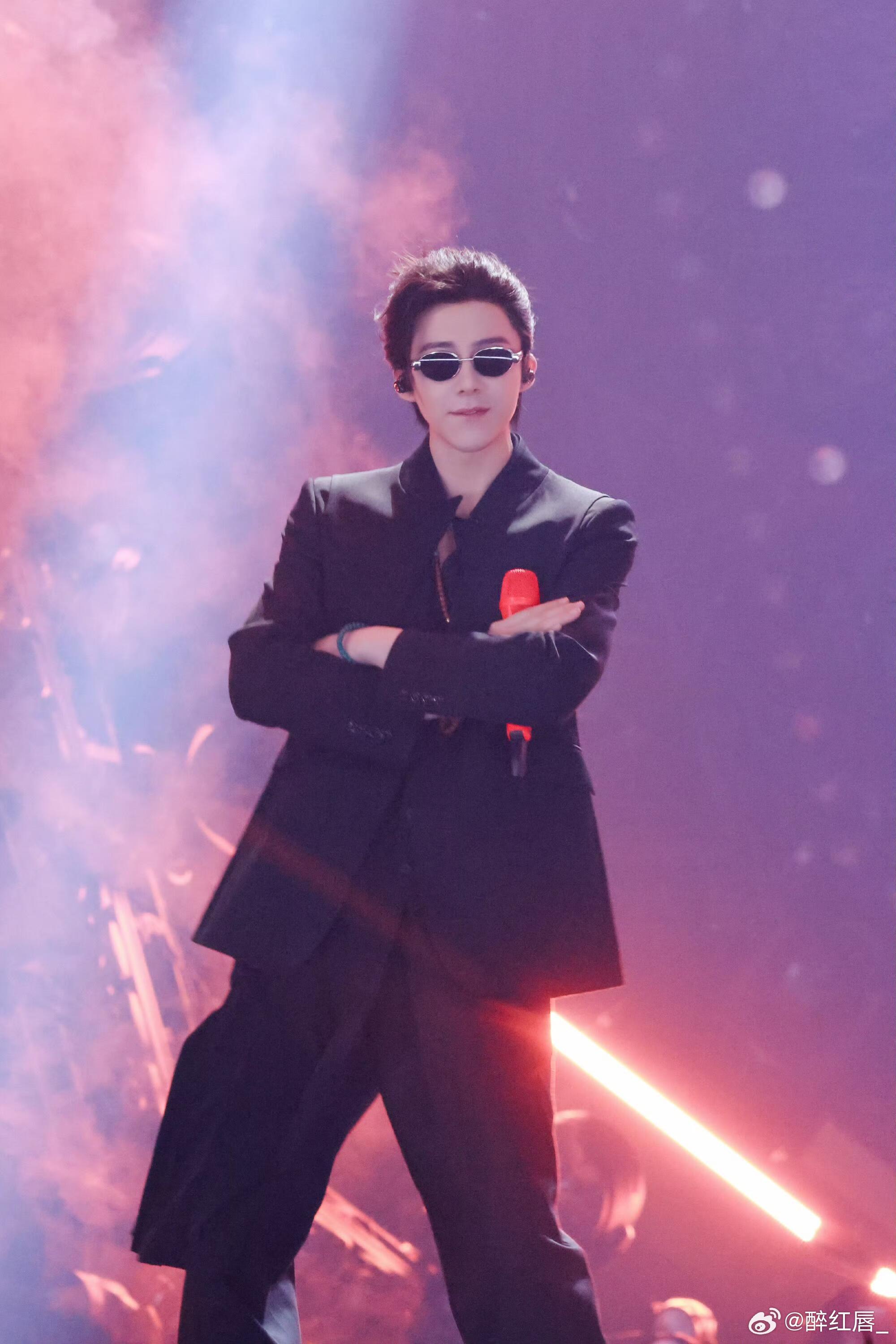  只知道刘宇宁身材很曼妙不只是帅，是真的曼妙！刘宇宁往那一站一摇，氛围感直接拉满