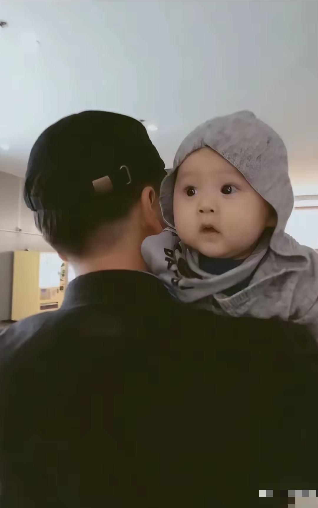 赖文峰当年老来得子，对儿子六宝是实打实的宠爱！

网上都说来赖文峰不喜欢楚玲，因