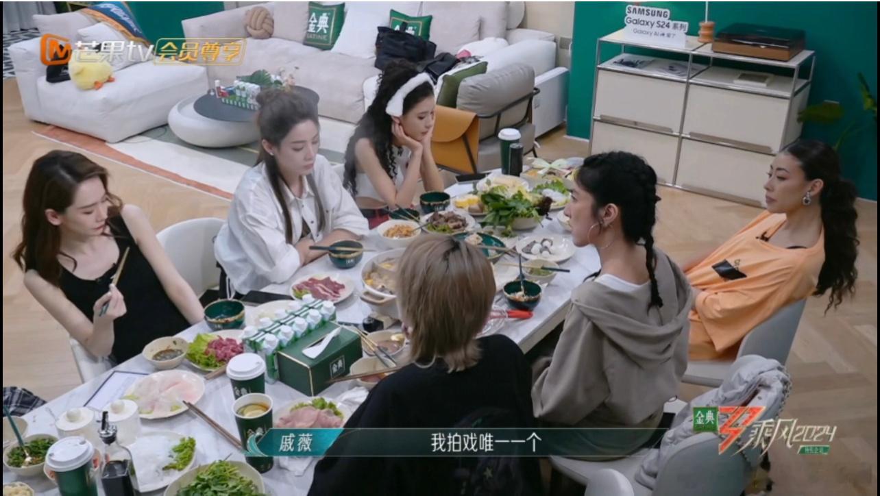 #戚薇看李承铉吻戏# 戚薇说李承铉从来不看她的吻戏，但她不仅会看，还会给李承铉提