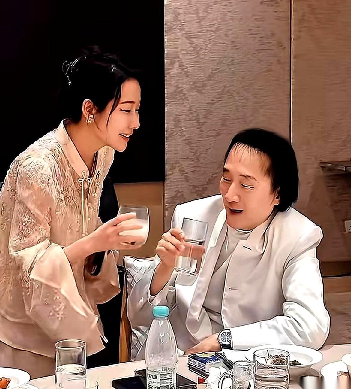 一条鱼吃掉几万块。
陪在一旁笑脸相迎的，是东南亚手握私人码头、有头有脸的亿万侨领