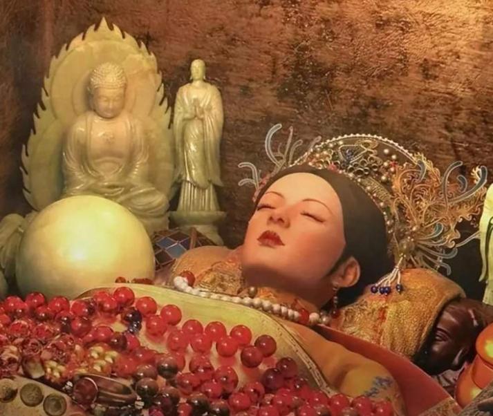 1972年，内蒙古挖到了一个清朝的老墓，棺材打开一瞬间，所有人愣在原地，只见，这