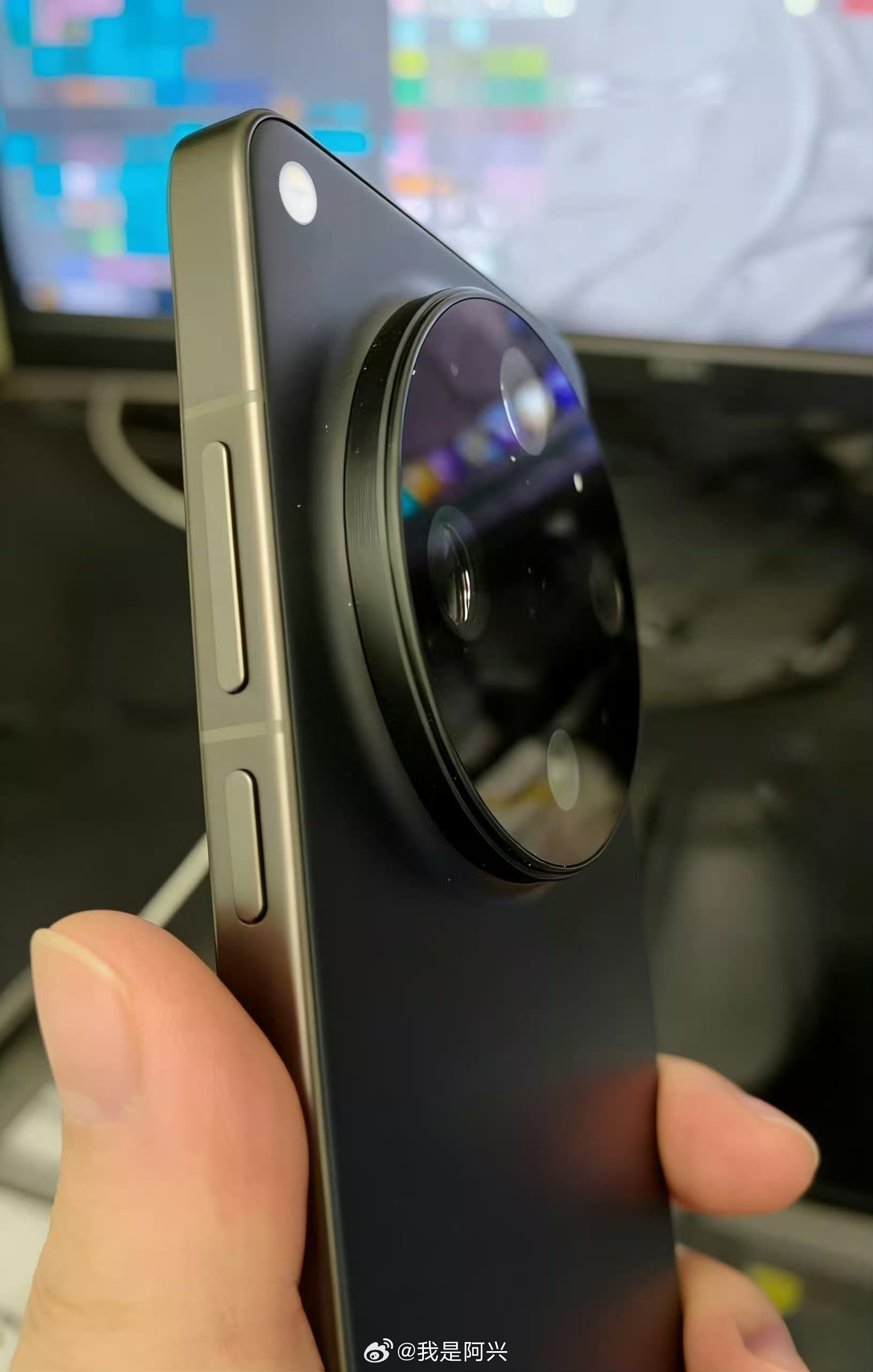 OPPO Find X9 Ultra这个我P了一下闪光灯，我把闪光灯凸起P成本来