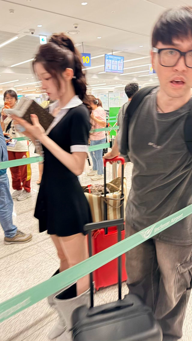宋雨琦靴筒是腿的两倍宽宋雨琦瘦到靴子里还能站一条腿 宋雨琦这腿是真实存在的吗！靴