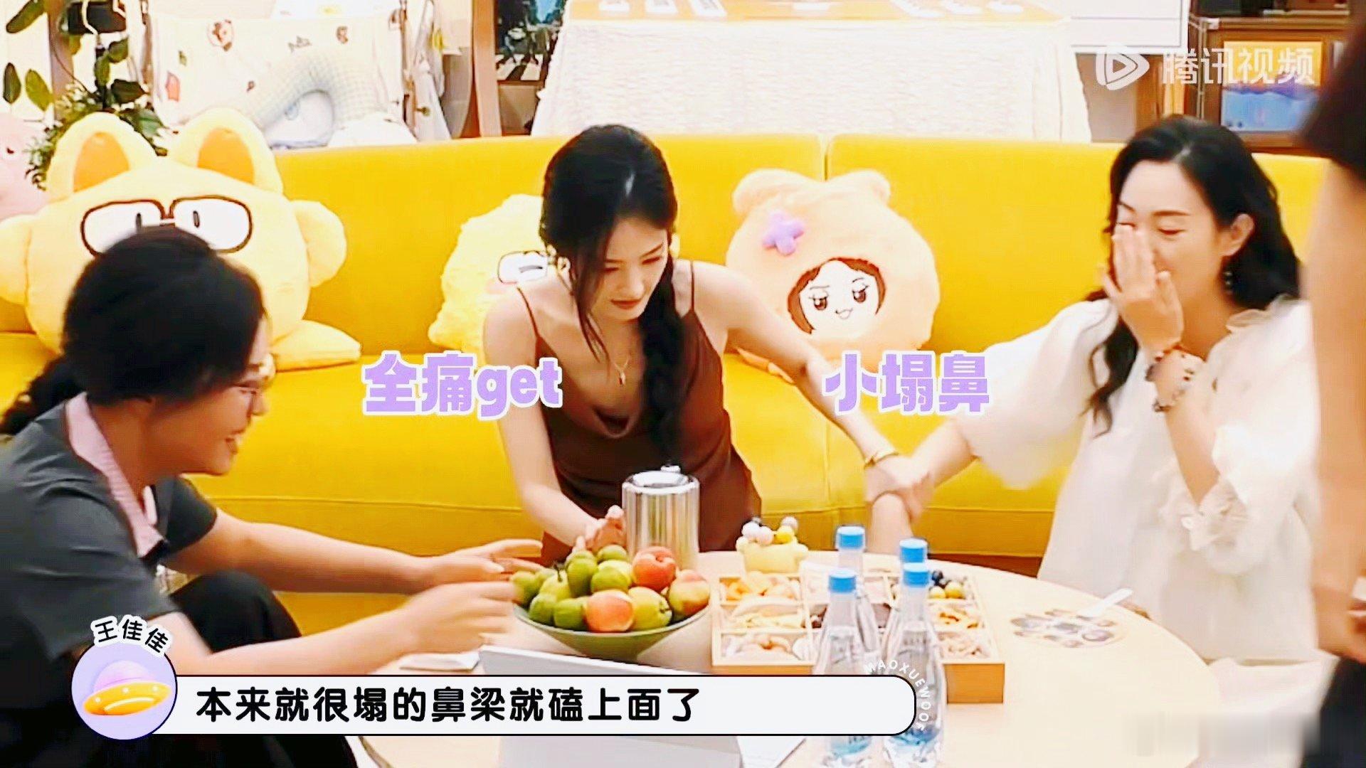 李一桐用8公斤水杯喝水[笑cry]我的天啊，这水杯相当于哑铃了啊，而且还装不了多
